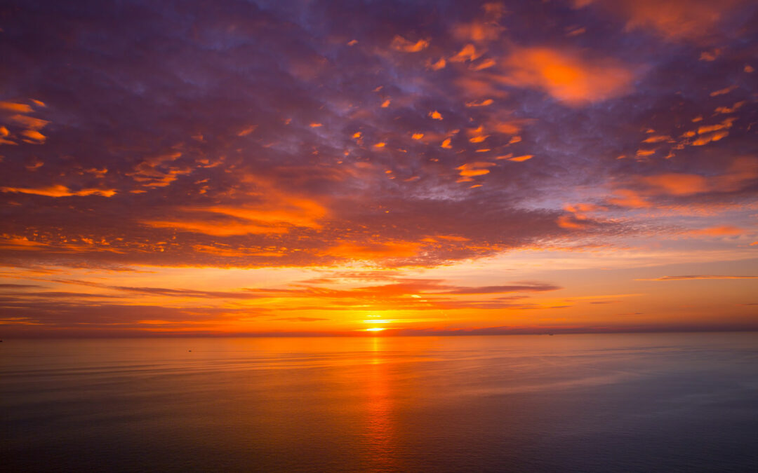 Coucher de soleil en mer : Partager un moment magique à bord du Providence